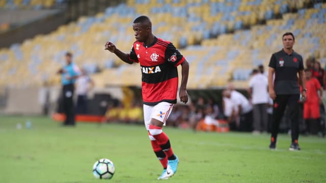 Vinicius Júnior se tornou o menor de idade vendido mais caro da história do futebol. O Flamengo assinou a chamada "obrigação de venda" e o jogador, de 16 anos, vai jogar no Real Madrid, por 45 milhões de euros