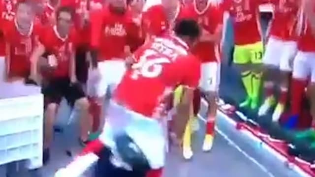 Jogador do Benfica entra em campo de lambreta para comemorar título