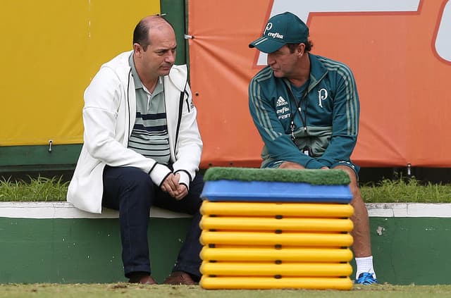 Cuca conversa com o gerente Cícero Souza na Academia: veja os atacantes hoje no elenco do Palmeiras