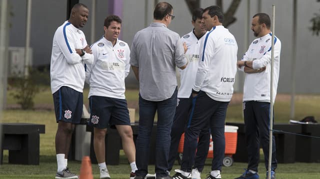 Médico do Timão, Julio Stancati conversou com a comissão técnica durante o treino desta terça-feira, no CT