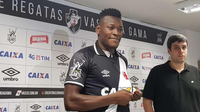 Paulão vestiu a camisa do Vasco nesta quarta-feira. Confira a seguir outras imagens do zagueiro na galeria LANCE!