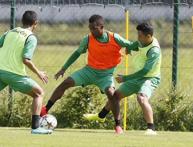 Cicinho está na Bulgária desde julho de 2015