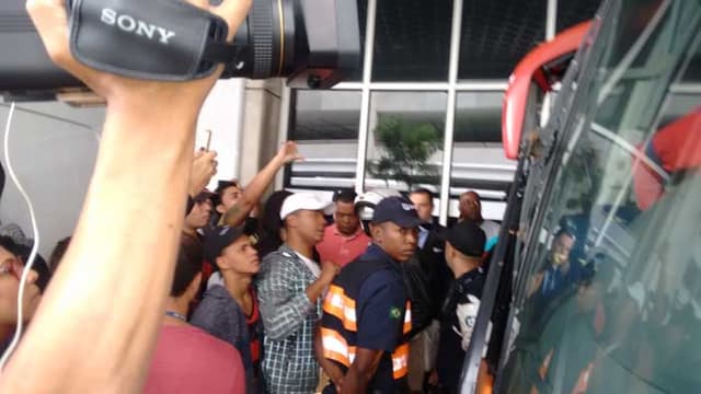 A torcida foi protestar no desembarque do Flamengo