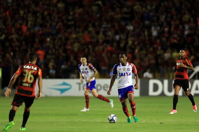 Matheus Sales em ação contra o Sport