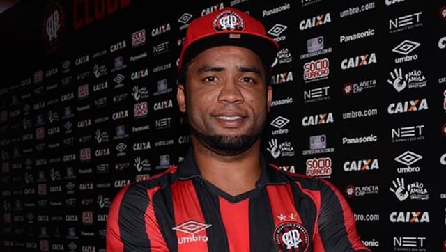 Carlos Alberto (Atlético-PR) - Apesar de gol importante da classificação na Libertadores, meia não teve grandes atuações e rescindiu contrato depois de apenas 10 partidas no Furacão.