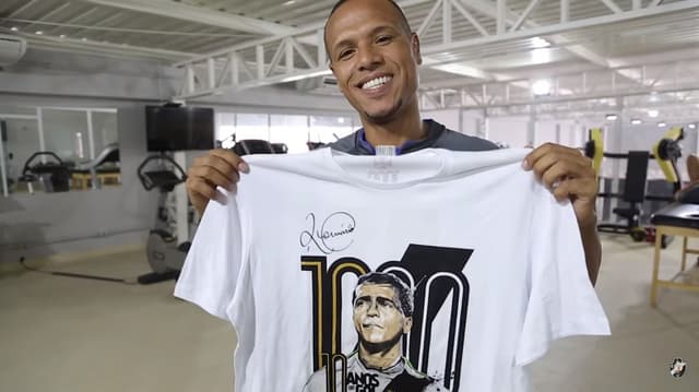 Luis Fabiano recebe camisa dos mil gols de Romário do Vasco. Confira a seguir a galeria especial do LANCE!