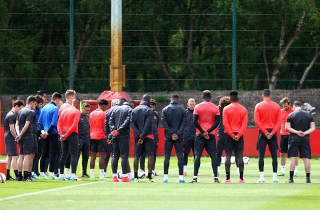 Manchester United presta homenagem às vítimas de atentado