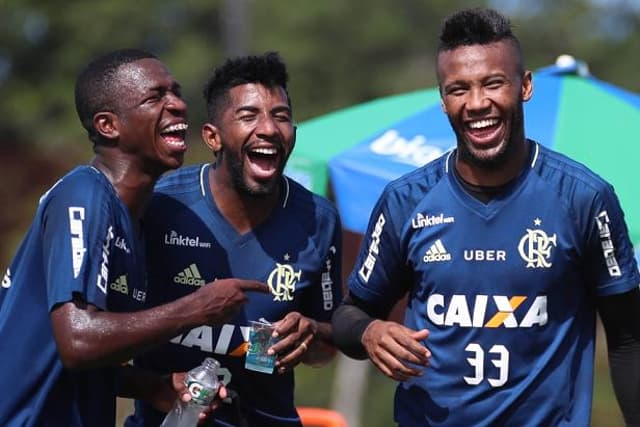 Vinicius Júnior, Rodinei e Rafael Vaz brincam em treino