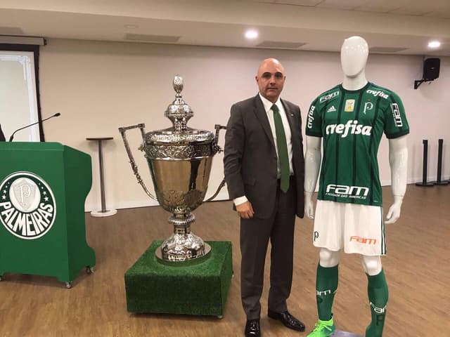 Galiotte, o troféu e a nova camisa com a estrela