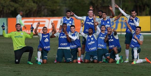 Thiago Santos não estava no time vencedor do último rachão, mas se meteu na foto&nbsp;