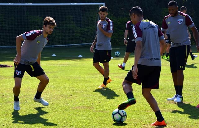 Jogadores realizaram treino técnico