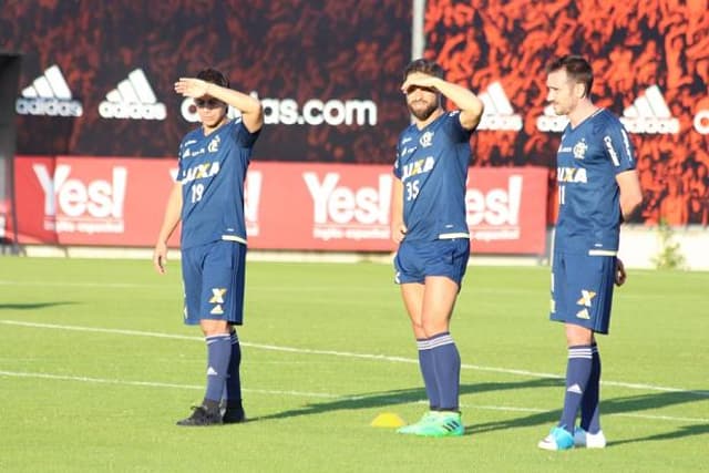 Conca e Diego em treino do Flamengo