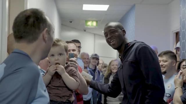 Yaya Touré cai em pegadinha