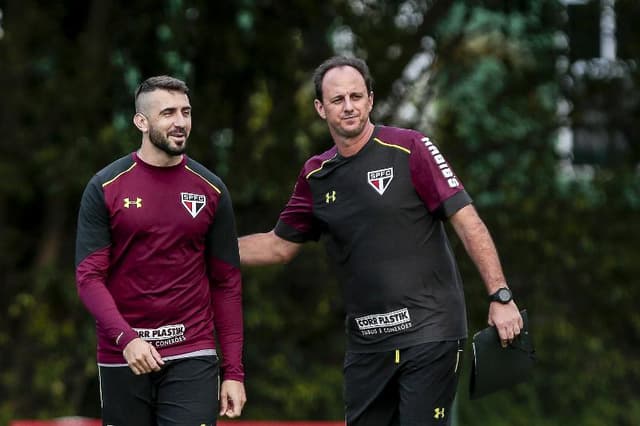 Pratto e Rogério Cen, que terá muito trabalho para armar o São Paulo