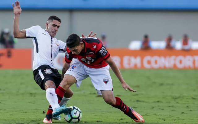 Gabriel tem sete amarelos no ano (São Bento, Palmeiras, Brusque, Santos, Ferroviária, São Paulo e Internacional)