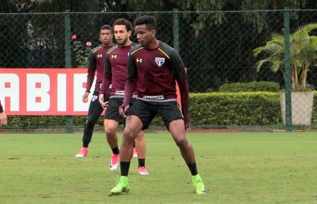 Thiago Mendes e Wellington Nem treinam com bola