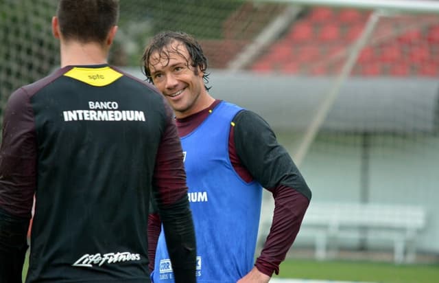 Zagueiro pouco entra em campo, mas não se machuca