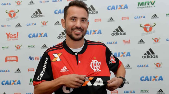 Depois de muita novela, o Flamengo anunciou a contratação de Everton Ribeiro. O Jogador já foi apresentado no clube