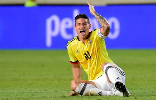 James Rodríguez protesta contra a arbitragem. Queria uma falta não marcada