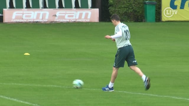 Em recuperação, Moisés corre e bate bola no campo