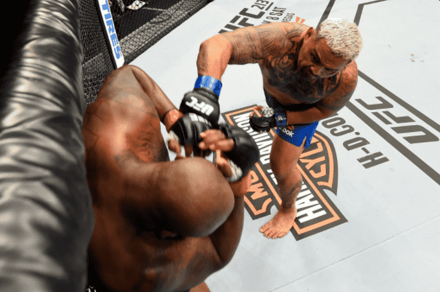 Mark Hunt nocauteou Derrick Lewis no UFC Fight Night