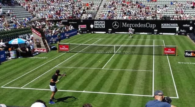 Roger Federer na grama de Stuttgart