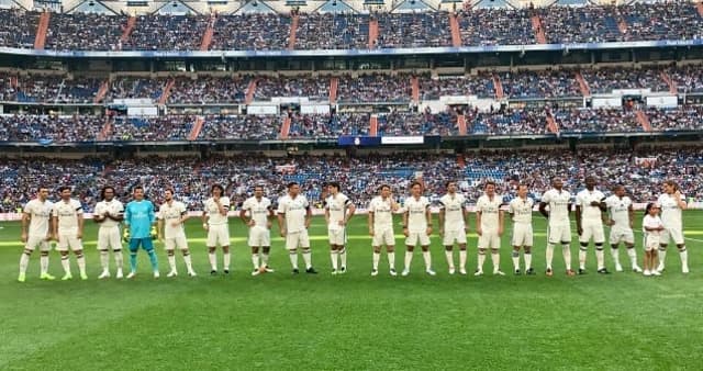 Ex-jogadores que marcaram época com o Real voltaram a campo neste domingo (Foto: Reprodução / Twitter)