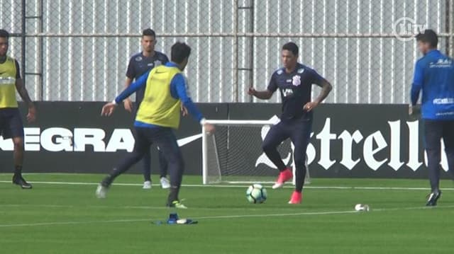 Meia aplica bela caneta em treino do Corinthians