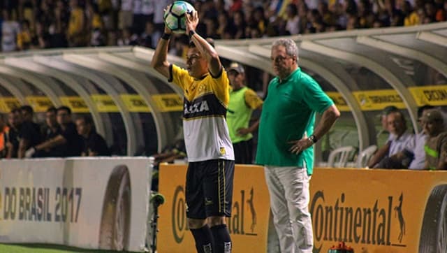 Abel observa de perto o lateral Marlon, em duelo contra o Criciúma pela Copa do Brasil