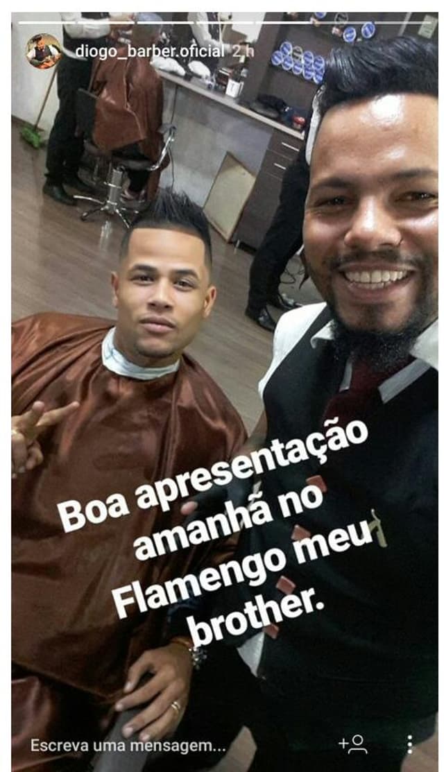 Cabeça feita! O barbeiro de Geuvânio entregou que o jogador será apresentado no Flamengo. O atacante estava na China e deixou o Brasil depois de se destacar no Santos. Será que vai rolar?