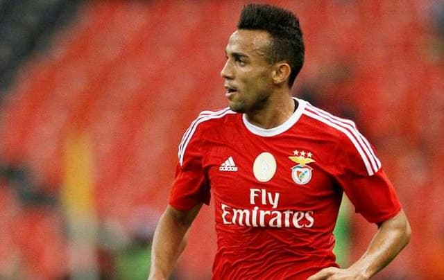 De acordo com a 'Radio Monte Carlo', o Lyon prepara uma oferta de 6 milhões de euros (R$ 22 milhões) para tirar o lateral Marçal do Benfica