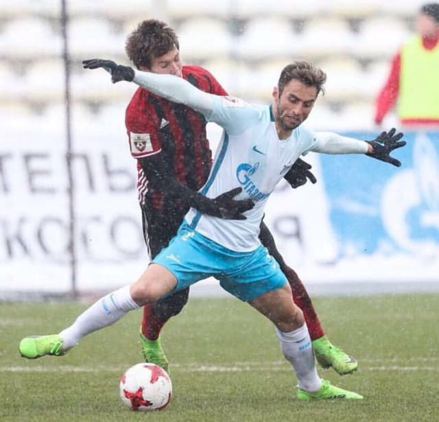 Mauricio em ação com a camisa do Zenit