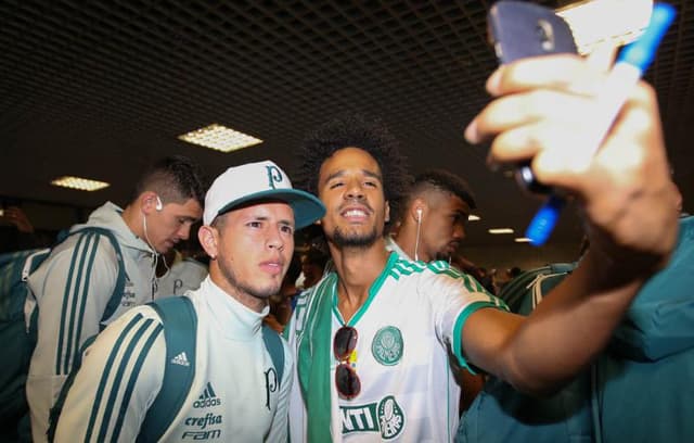 Palmeiras desembarca em Salvador para jogo de domingo contra o Bahia: Guerra atende torcedor no aeroporto, que recebeu vários palmeirenses na recepção ao time nesta sexta