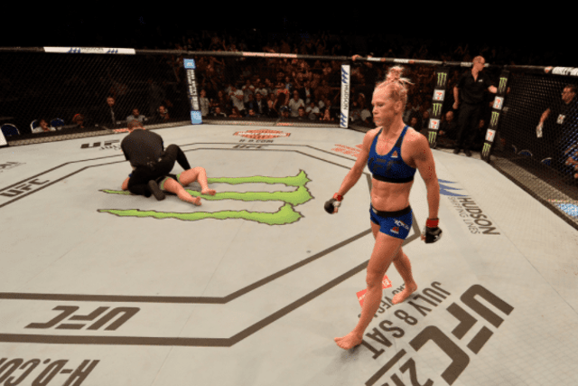 Holly Holm nocauteou Bethe Correia com um chute alto no terceiro round