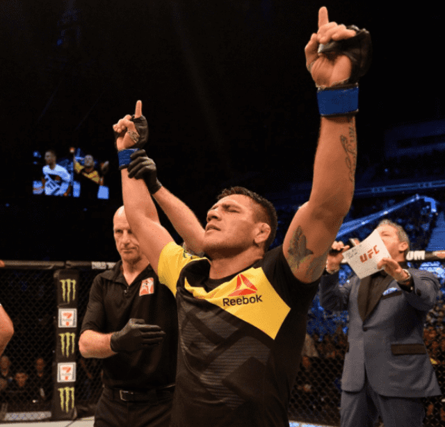 Rafael dos Anjos venceu Tarec Saffiedine na decisão dos juízes