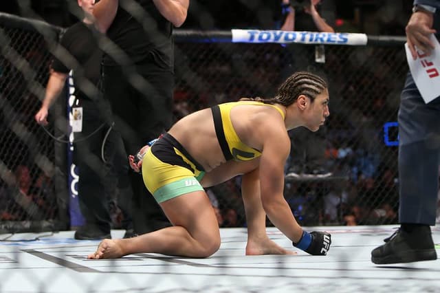 Após derrota para Holm, Bethe Correia prometeu voltar mais forte.