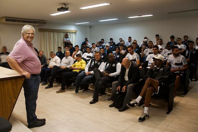 Modesto em reunião com o elenco