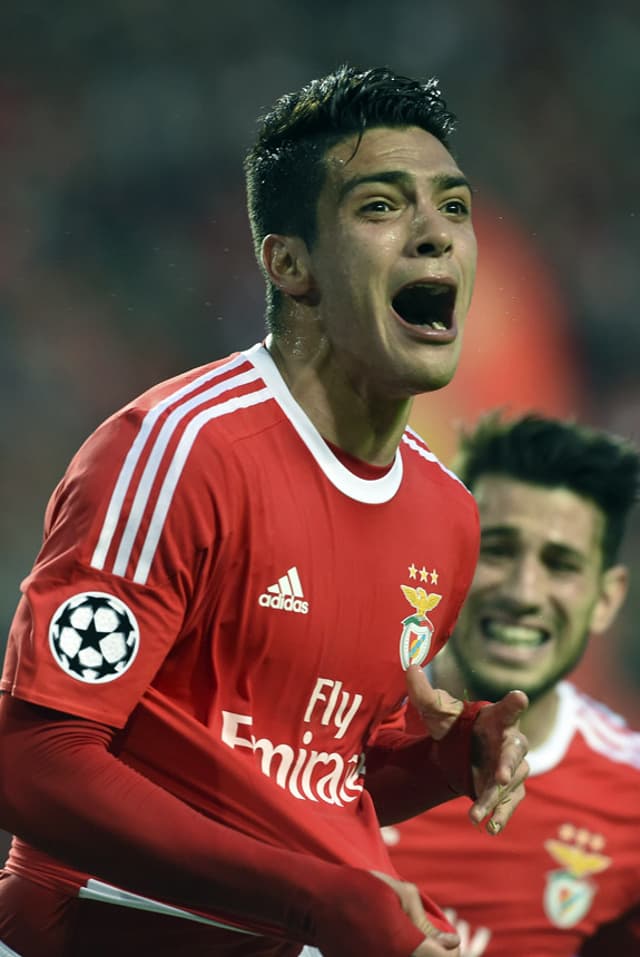 Em 2015 o Benfica contratou o atacante mexicano Raul Jimenez junto ao Atlético de Madrid por 22 milhões de euros (cerca de R$ 81,62 milhões)