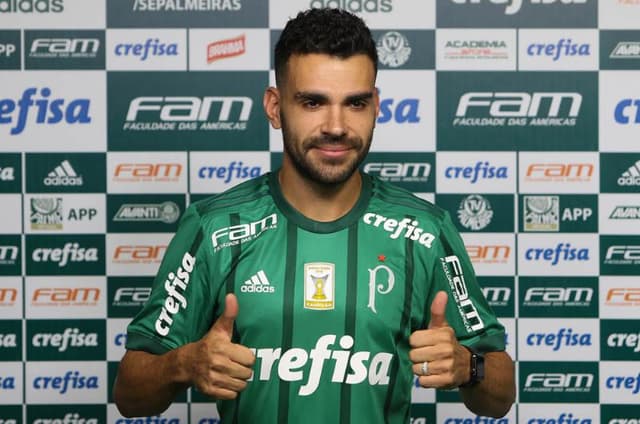 Bruno Henrique é apresentado ao Palmeiras