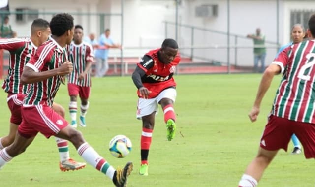 Jean Lucas finaliza diante da marcação tricolor