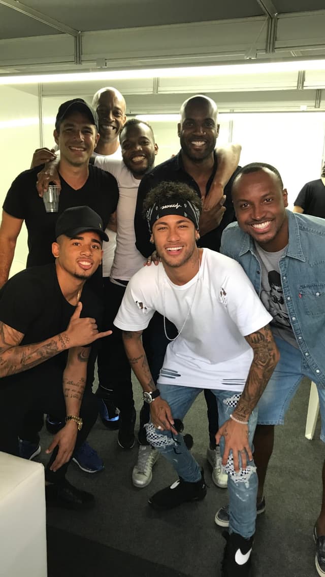 Neymar e Gabriel Jesus curtem show de Thiaguinho em Vitória