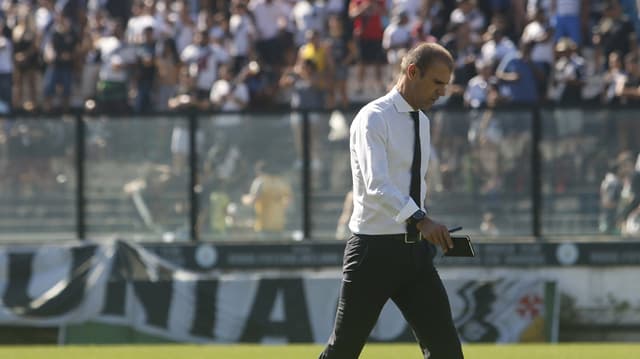 Técnico Milton Mendes durante jogo. Veja a seguir na galeria LANCE! outras imagens de Vasco X Atlético-GO