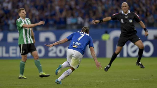 Com gols de Thiago Neves e Rafael Sobis, o Cruzeiro derrotou o Coritiba por 2 a 0, em Minas Gerais