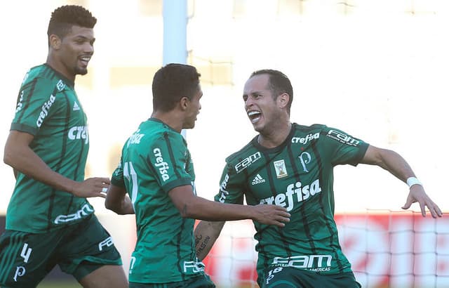 Jogadores do Palmeiras festejam gol em Campinas