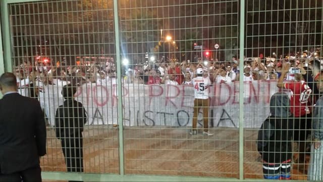 Torcedores protestam em frente ao Morumbi