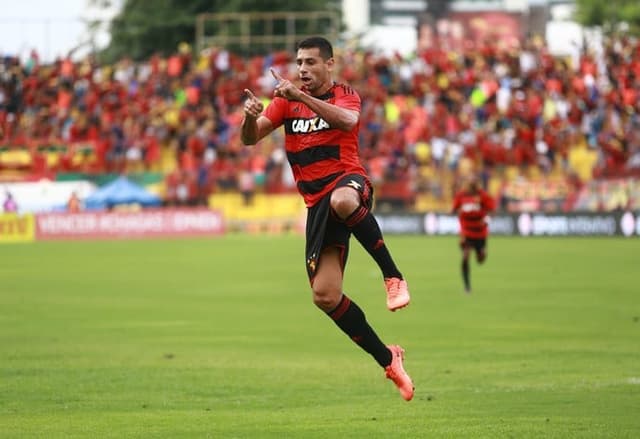 Diego Souza, hoje no Sport, entrou na mira do Palmeiras, clube que defendeu entre 2008 e 2010. A diretoria das duas equipes já estão em contato para discutir a negociação