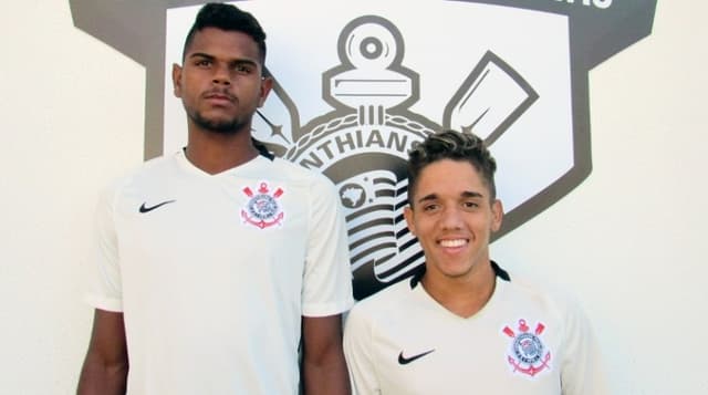 Nathan e Ramon foram anunciados pelo Corinthians