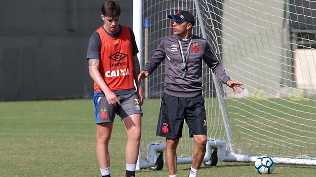 Bruno Paulista conversando com o técnico Milton Mendes em treino do Vasco. Confira a seguir a galeria LANCE!