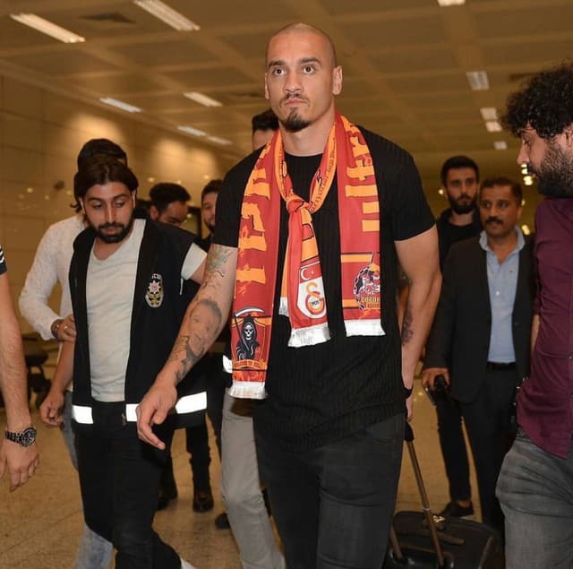 Maicon foi recebido por torcedores no desembarque em Istambul