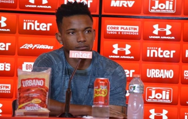 Thiago Mendes se despediu do São Paulo nesta sexta-feira